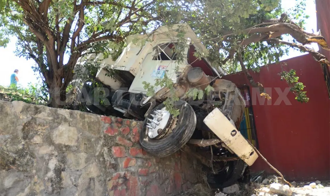 Chocan dos colosos y uno termina en un barranco