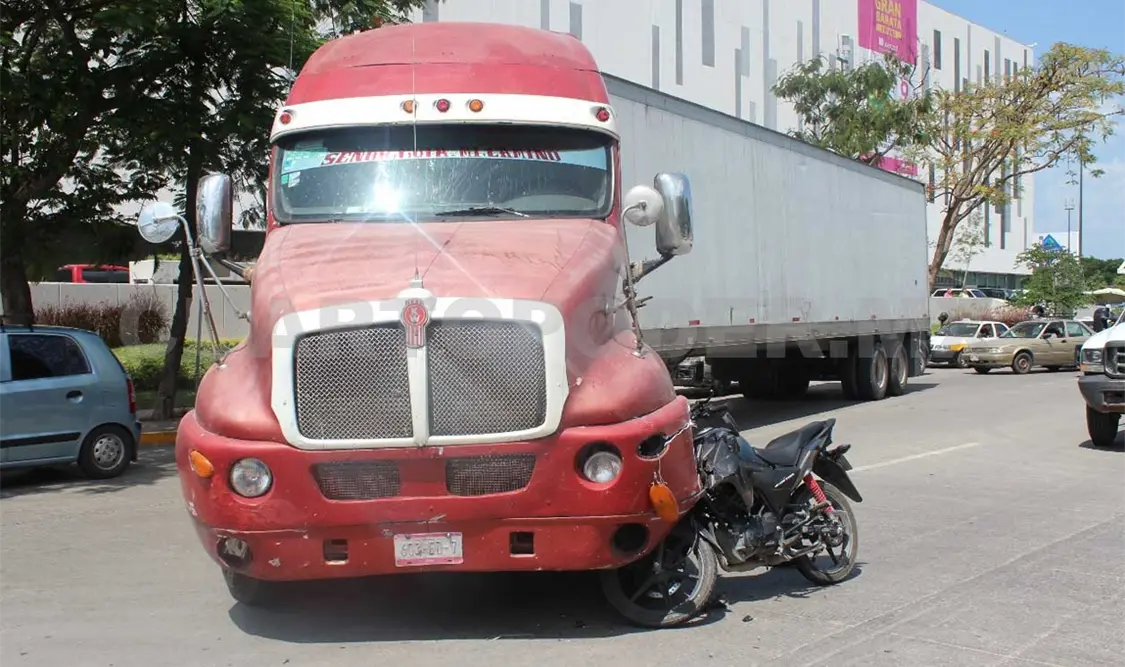 Motociclista se estrella contra pesada unidad