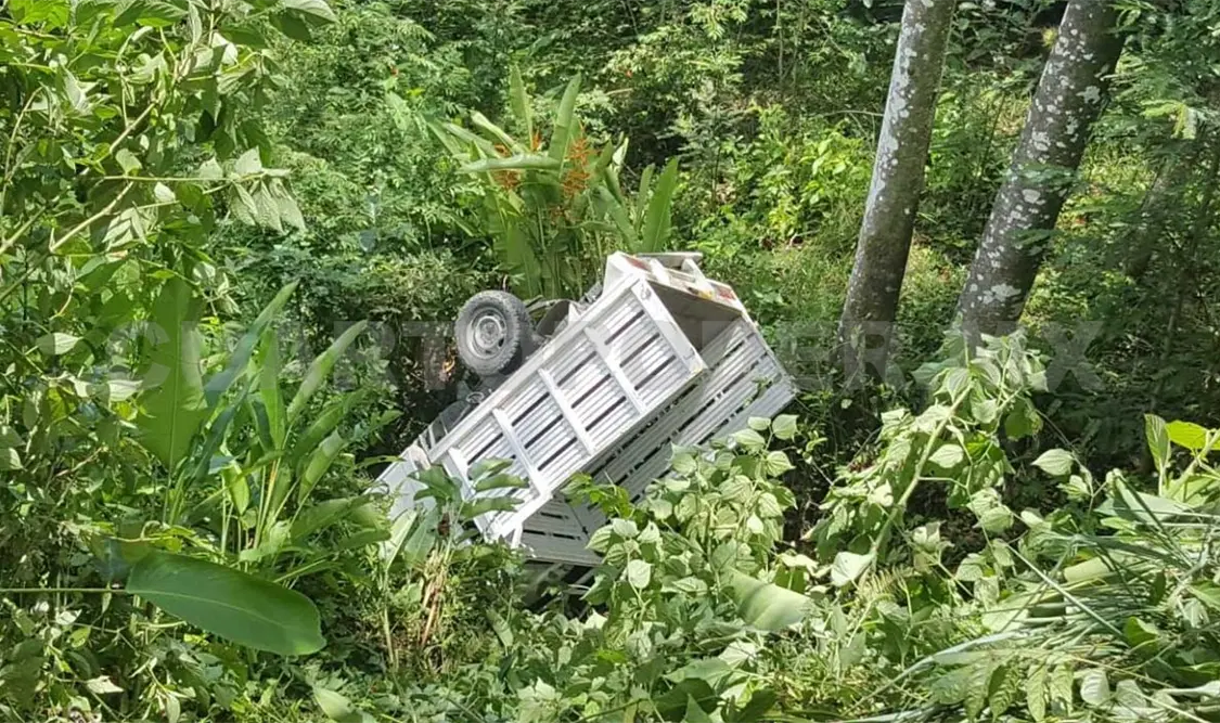 Roban una camioneta y aparece volcada