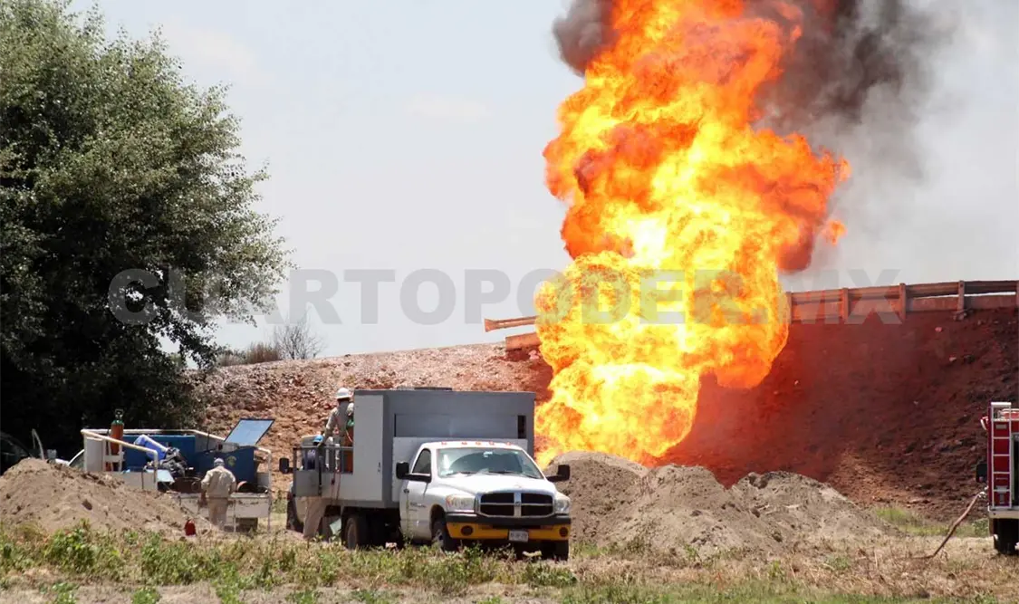 Cumple más de 24 horas incendio de toma clandestina