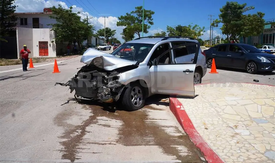 Tráiler impacta a camioneta y deja tres lesionados