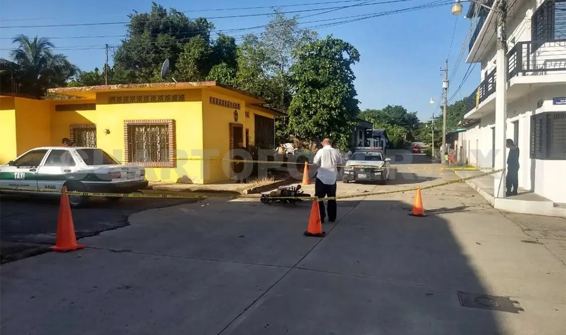 Taxi impacta a motoristas y quedan heridos