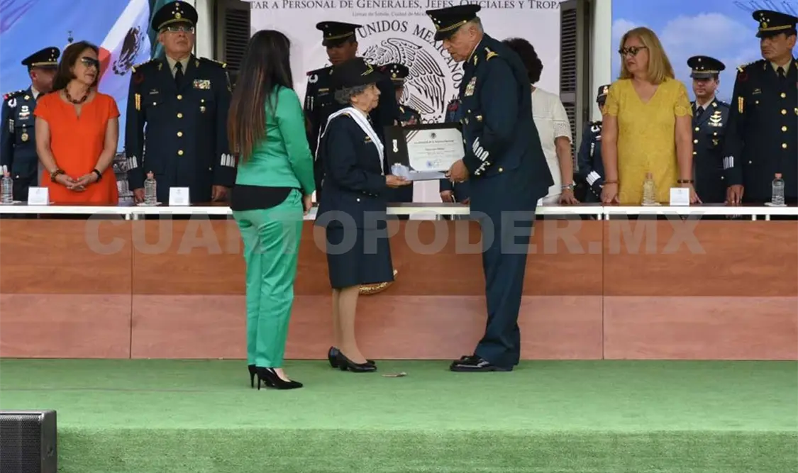 Sedena condecora a 48 militares en retiro y activos