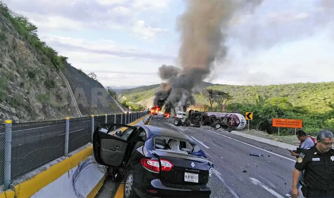 Tráiler arrolla nueve vehículos
