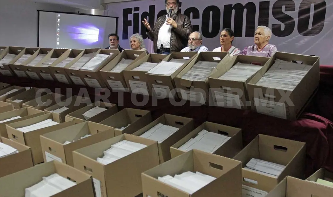 El Comité del Fideicomiso Por los Demás presentó más de 50 cajas con documentación de los apoyos. Notimex