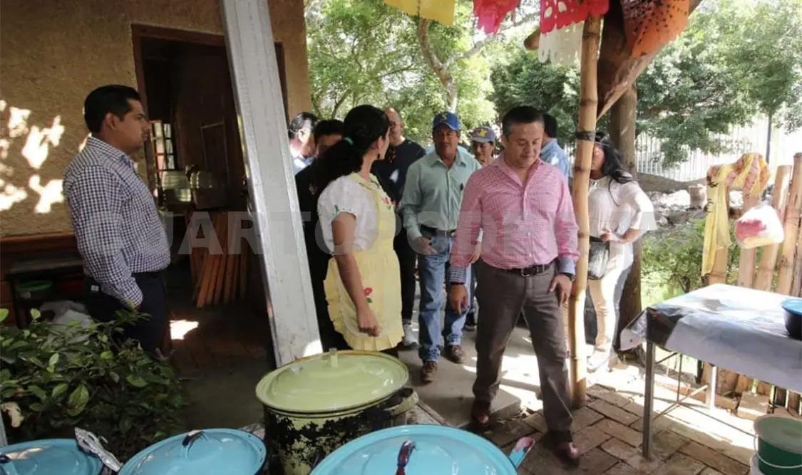 Las cocineras tradicionales mostraron al alcalde las opciones de negocio turístico que representa mantener viva la tradición culinaria. CP