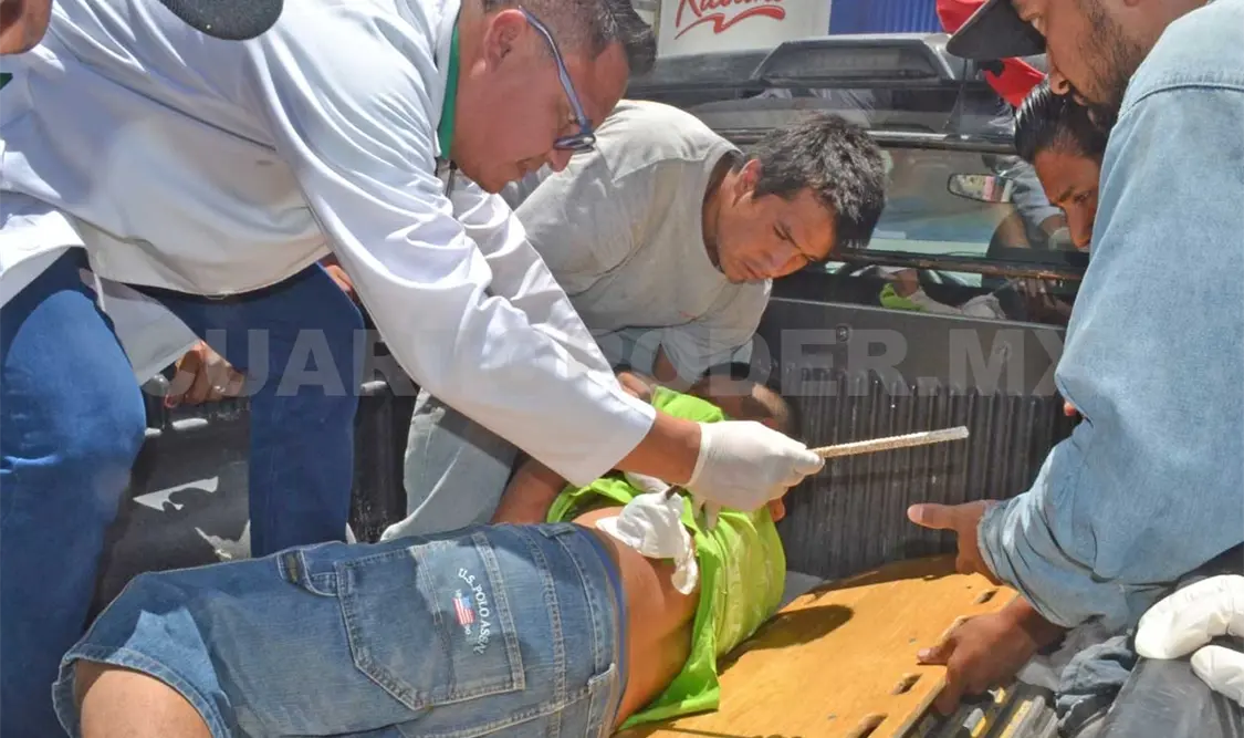 Al sufrir la caída el ayudante de albañil, una varilla se incrustó en su abdomen, a la altura de las costillas. Rafael Cabrera / CP