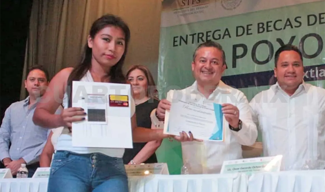 Entregan recursos en becas de capacitación