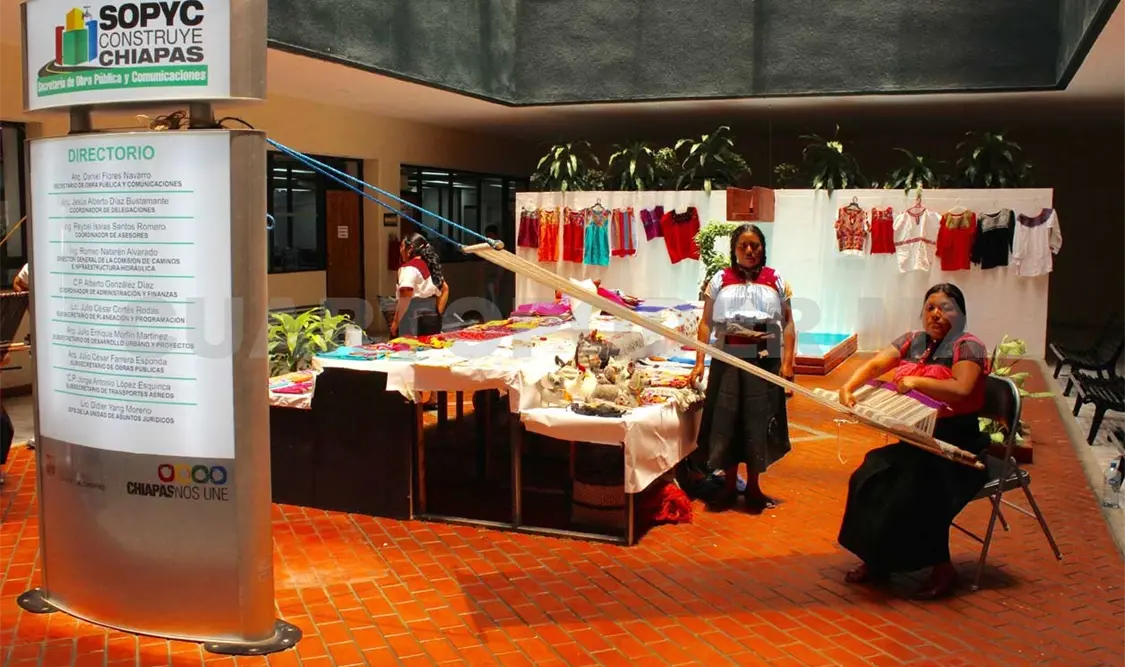 Artesanas exponen telar de cintura y tejidos
