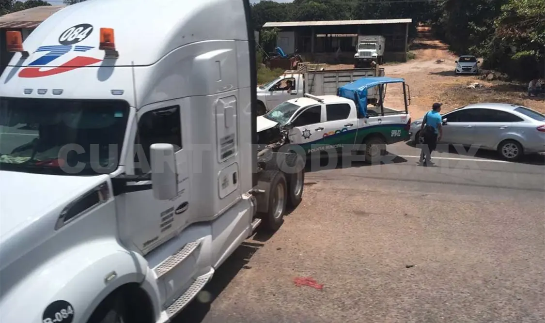Choca patrulla contra un tráiler