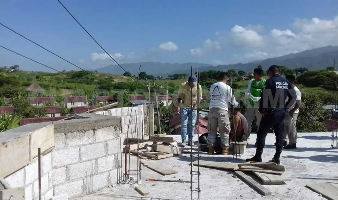 Hombre recibe descarga eléctrica por descuido