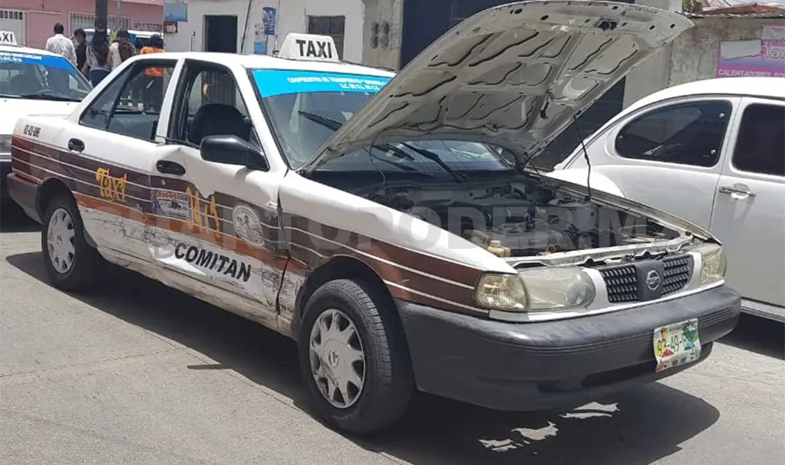 Cuantiosos daños materiales fue el saldo que dejó un accidente donde se vieron involucrados un vehículo compacto y un transporte público. Flor Cordero / CP