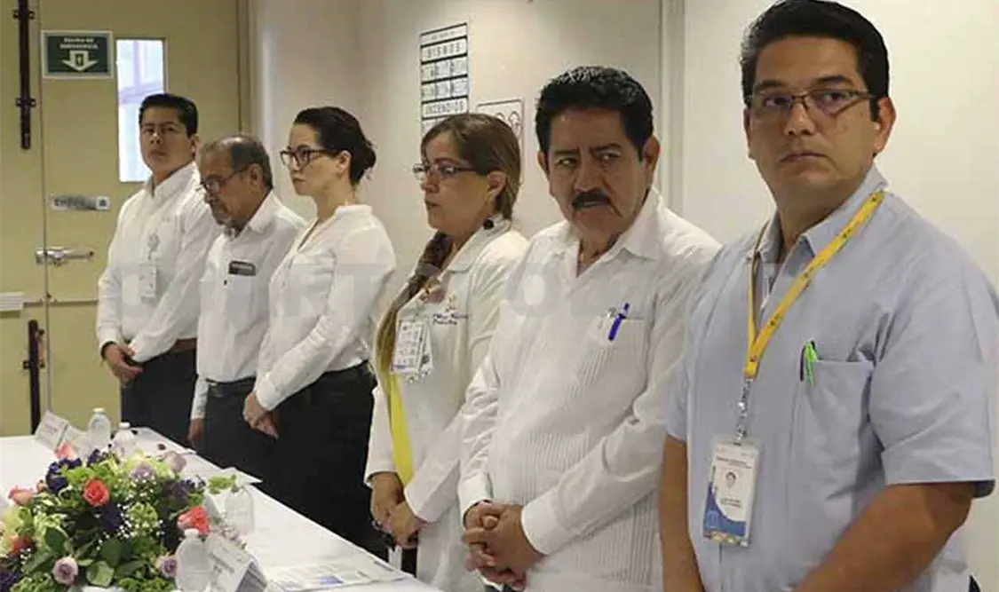 En la ceremonia de instalación, se entregaron los nombramientos a quienes integran el Comité Hospitalario. CP