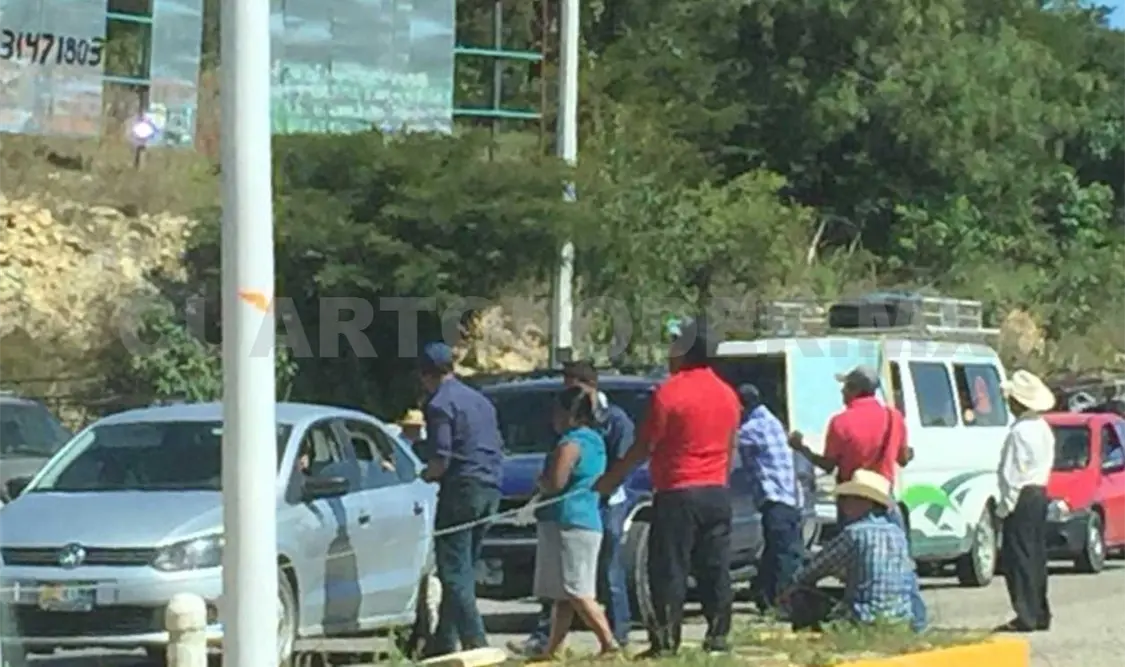 Con el motivo de pagar las lesiones de un compañero, ciudadanos de Enfraín A. Gutiérrez cobraron peaje en la carretera panamericana. Flor Cordero / CP