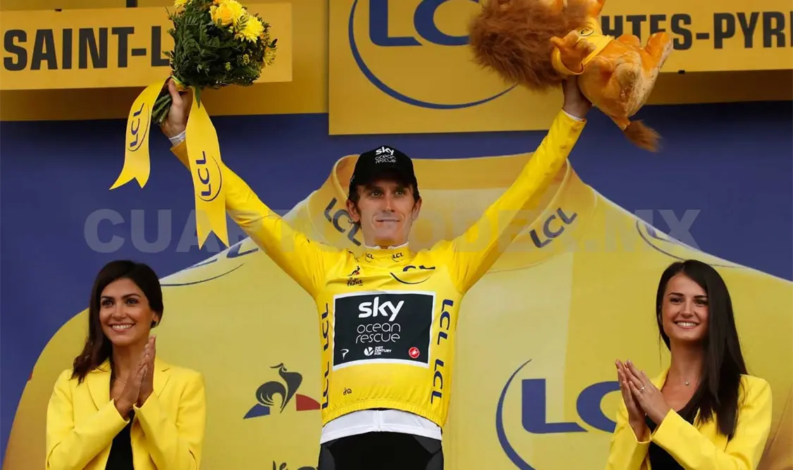 El británico Geraint Thomas, vistiendo la camiseta amarilla del líder general, celebra en el podio después de la decimoséptima etapa de la carrera ciclista. AP