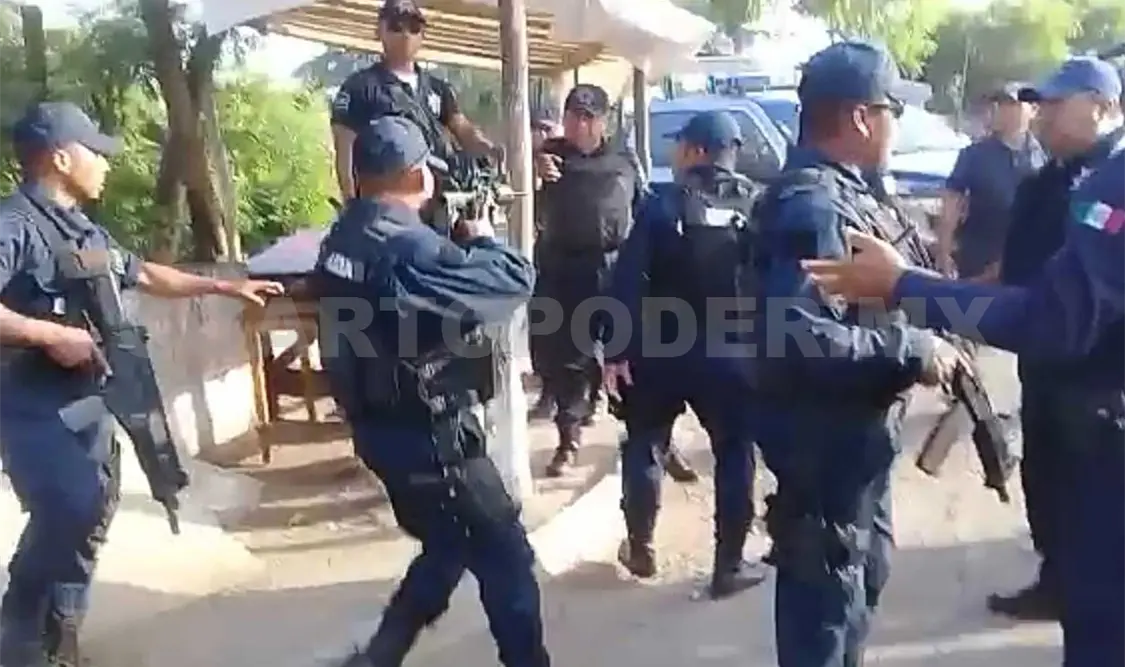 Al menos media decena de patrullas y varios uniformados arribaron al lugar. Agencias