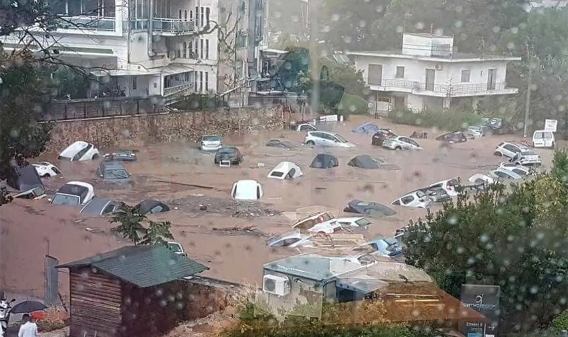 Una tormenta azotó este jueves los suburbios del norte de Atenas, inundando carreteras. AP