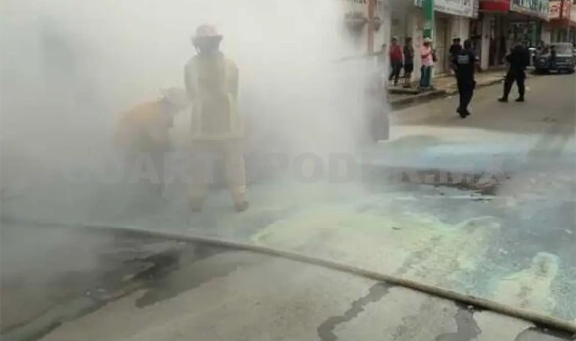 Personal del Cuerpo de Bomberos llegaron para sofocar el siniestro del sedán. Rafael Victorio / CP