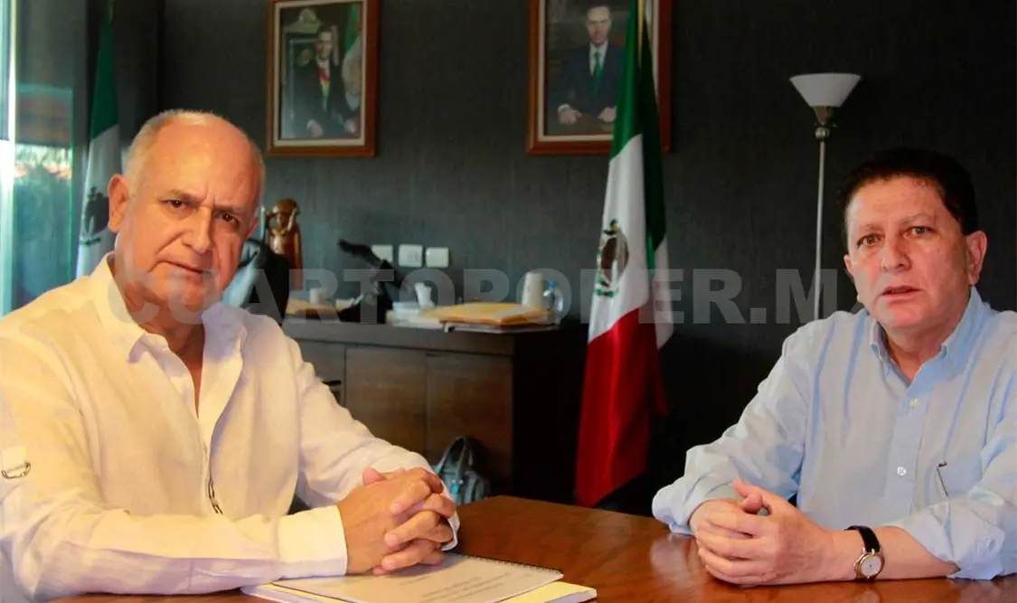 El Secretario de Turismo en la entidad, Mario Uvence y el Secretario General de Gobierno, Mario Carlos Culebro durante reunión de trabajo. CP