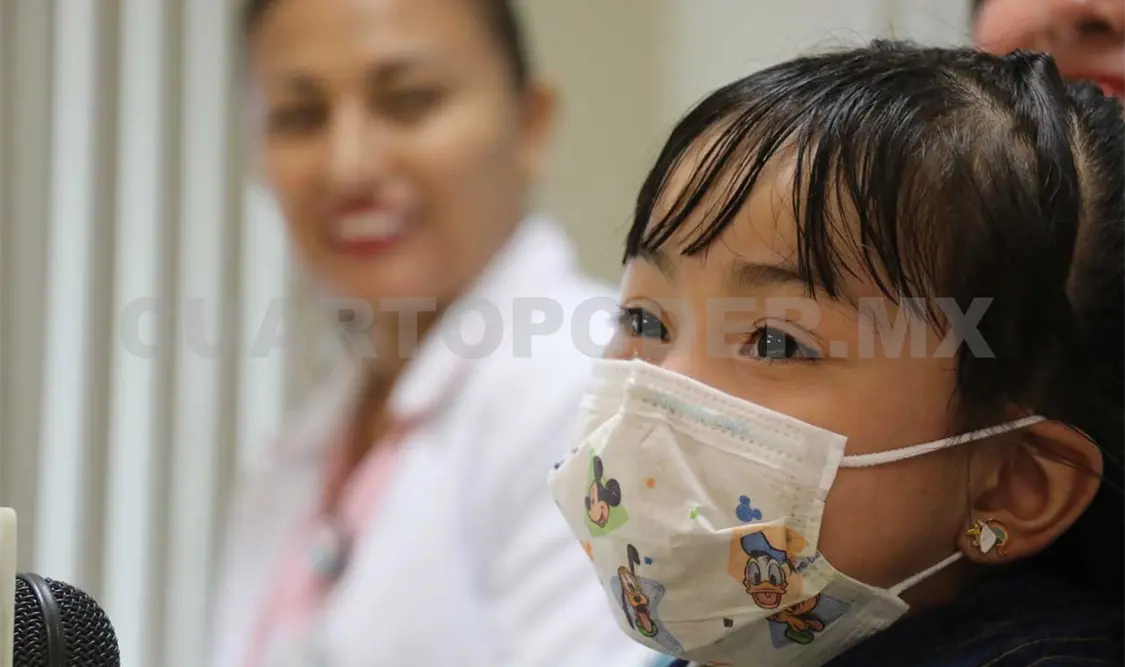 Dulce María, sonriendo después de recibir la cirugía que fue un éxito. Cortesía/CP