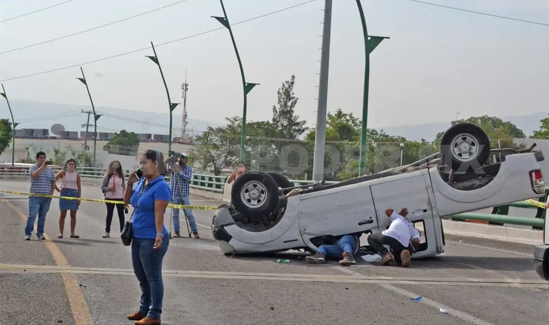Oficiales de Tránsito y Vialidad Municipal tomaron conocimiento del accidente, luego ordenaron que el vehículo fuera remolcado a un corralón. Rafael Cabrera / CP