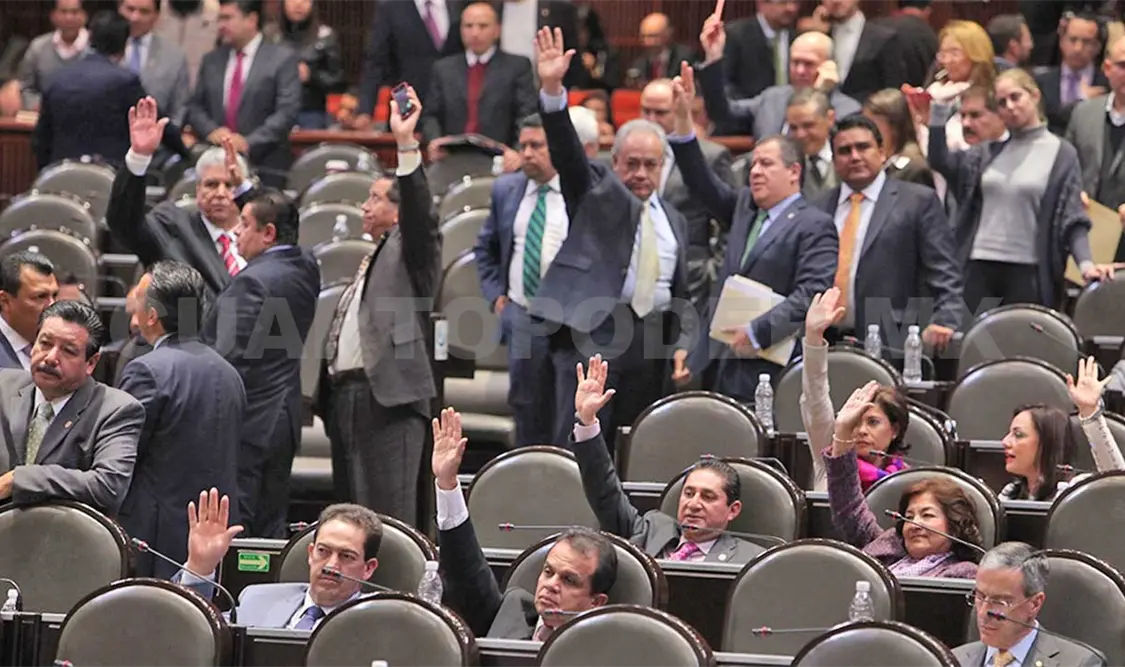 Especialistas consideran que bajar salario a diplomáticos es un terrible error. Agencias