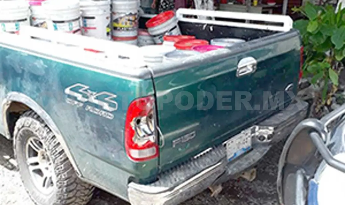 Por un desacuerdo por la venta de unas cubetas de pintura, los rijosos atacaron a su víctima y dañaron una camioneta color verde Ford tipo F150. CP