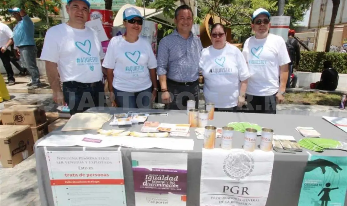 Carlos Molano recorrió los módulos de información y recolección de apoyos a mujeres rescatadas de trata. CP