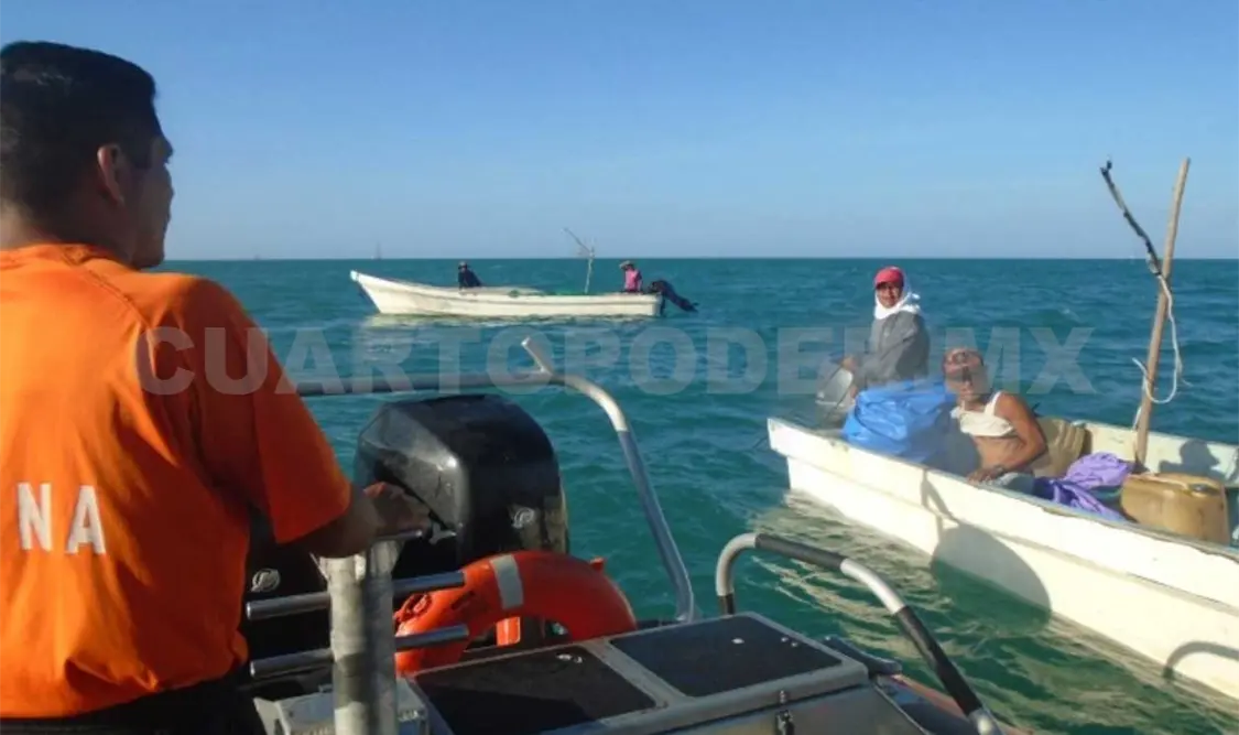 Elementos de la Décima Zona Naval, personal de PC y pescadores realizan un operativo de búsqueda para localizar a un pescador desaparecido. Guillermo Ramos / CP.