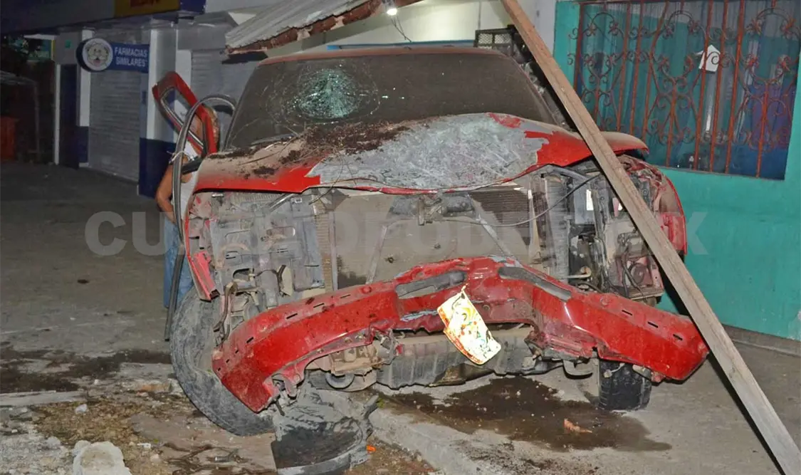 Un enloquecido conductor destruyó tres vehículos, derribó dos árboles y un poste del alumbrado público. Rafael Cabrera / CP