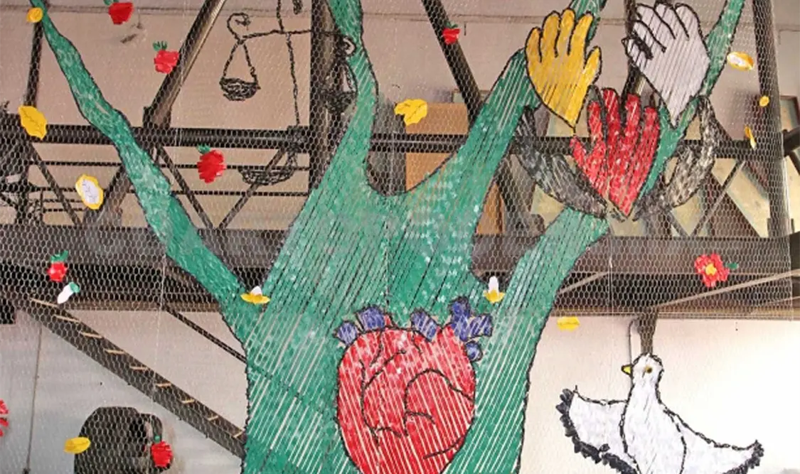 El mural muestra un árbol de la vida con reminiscencias del arte de Oaxaca. Cortesía
