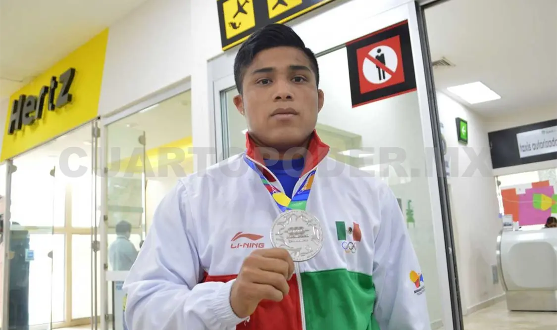 Emilio Pérez llegó a casa con medalla en mano