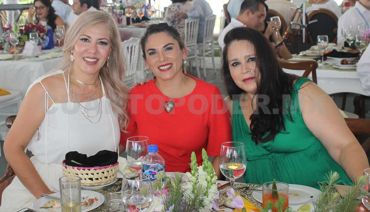 Sofía recibió las aguas bautismales