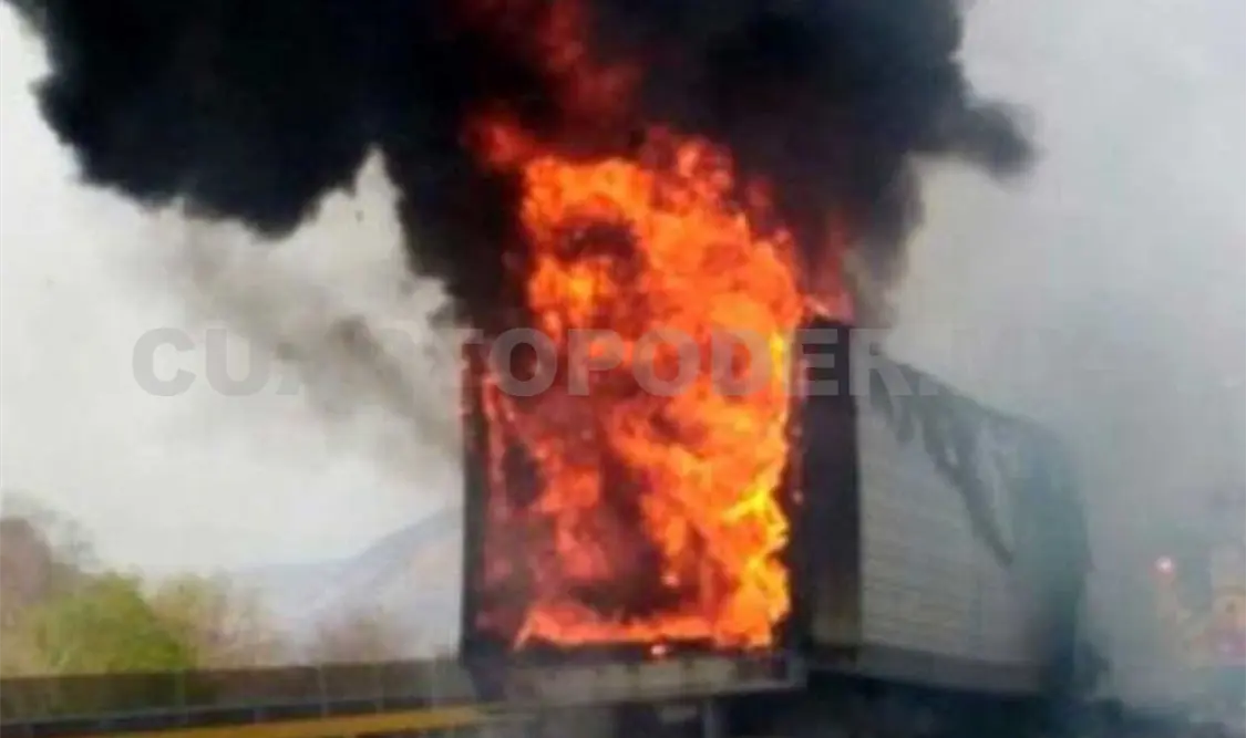 Se incendia tráiler en la carretera Costera