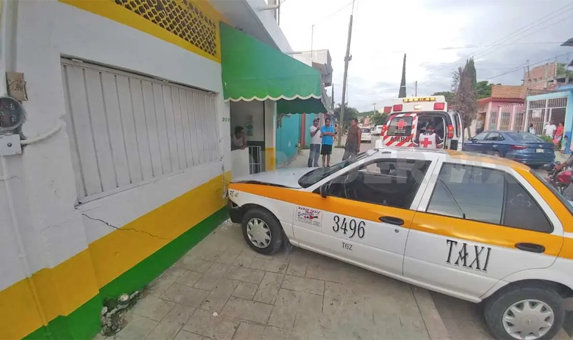 Choque de ruleteros deja a un conductor lesionado