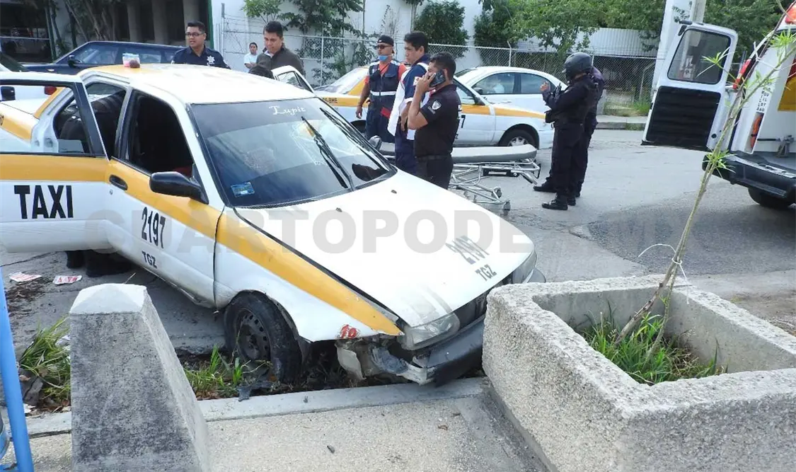 Pasajera, lesionada al estrellarse taxi en jardinera