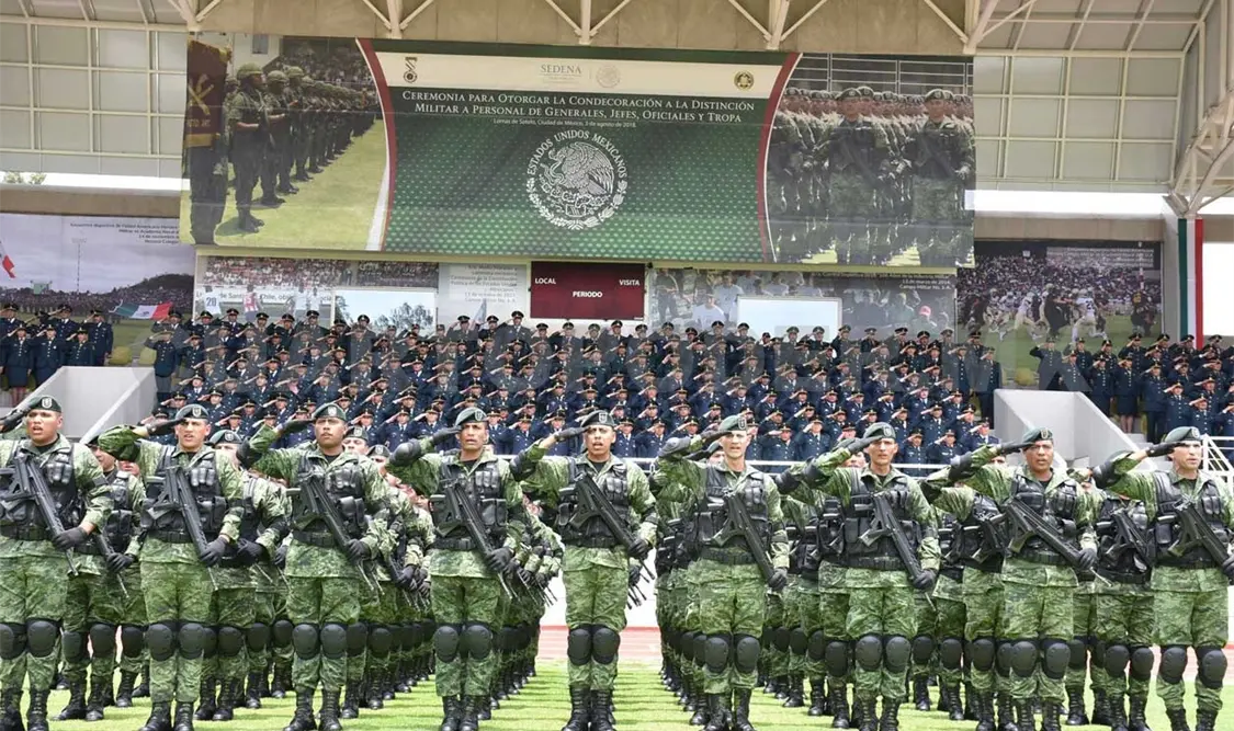 Condecoran a 55 militares