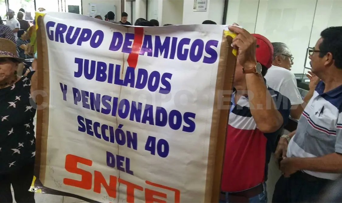 Pensionados reclaman pagos en el ISSTECH