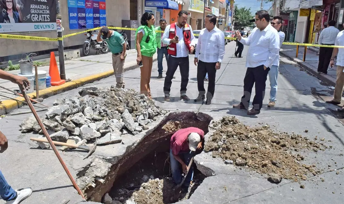 Se origina socavón en pleno centro de la capital