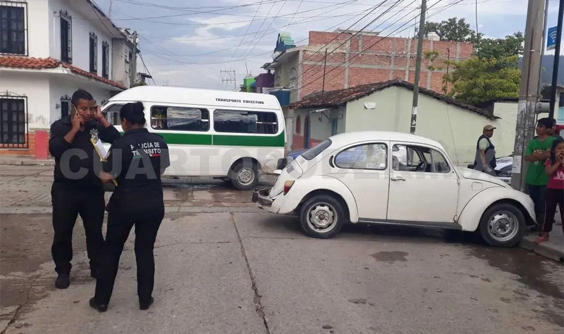 Colectivo impacta a sedán; dama resultó lesionada