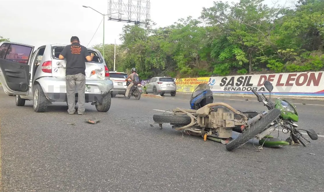 Motociclista se estrella contra automóvil en el Libramiento