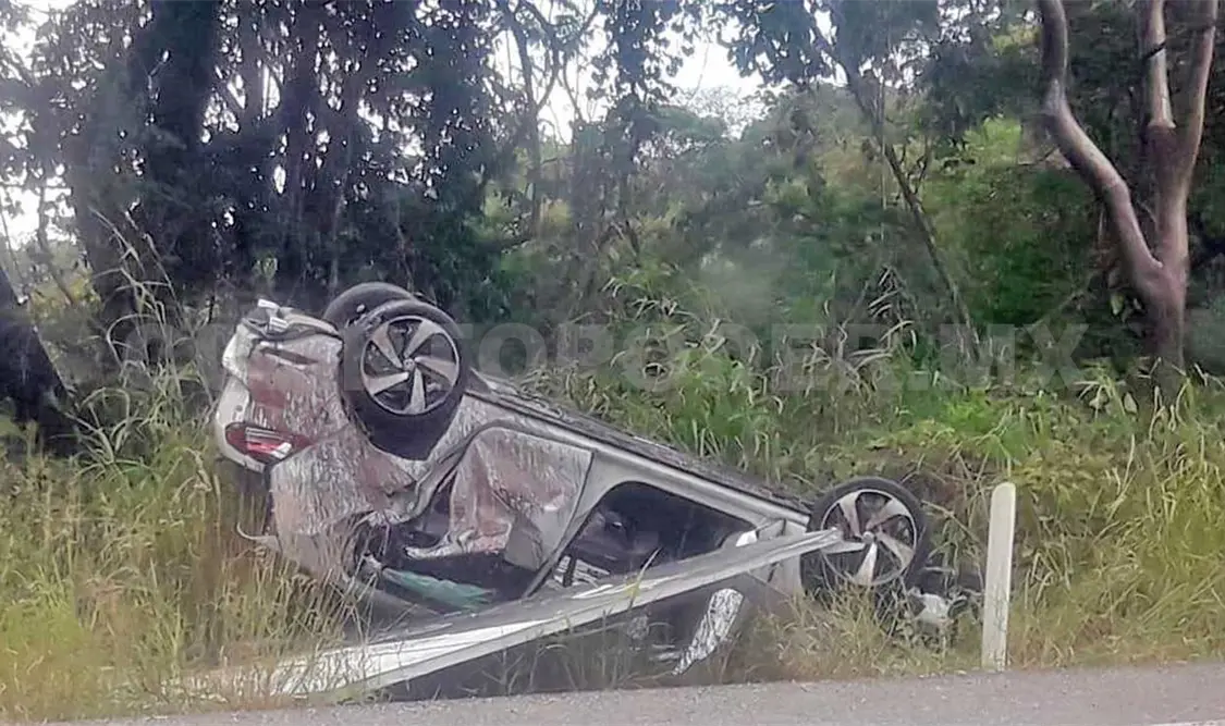 Cuatro lesionados dejó volcadura de un auto compacto