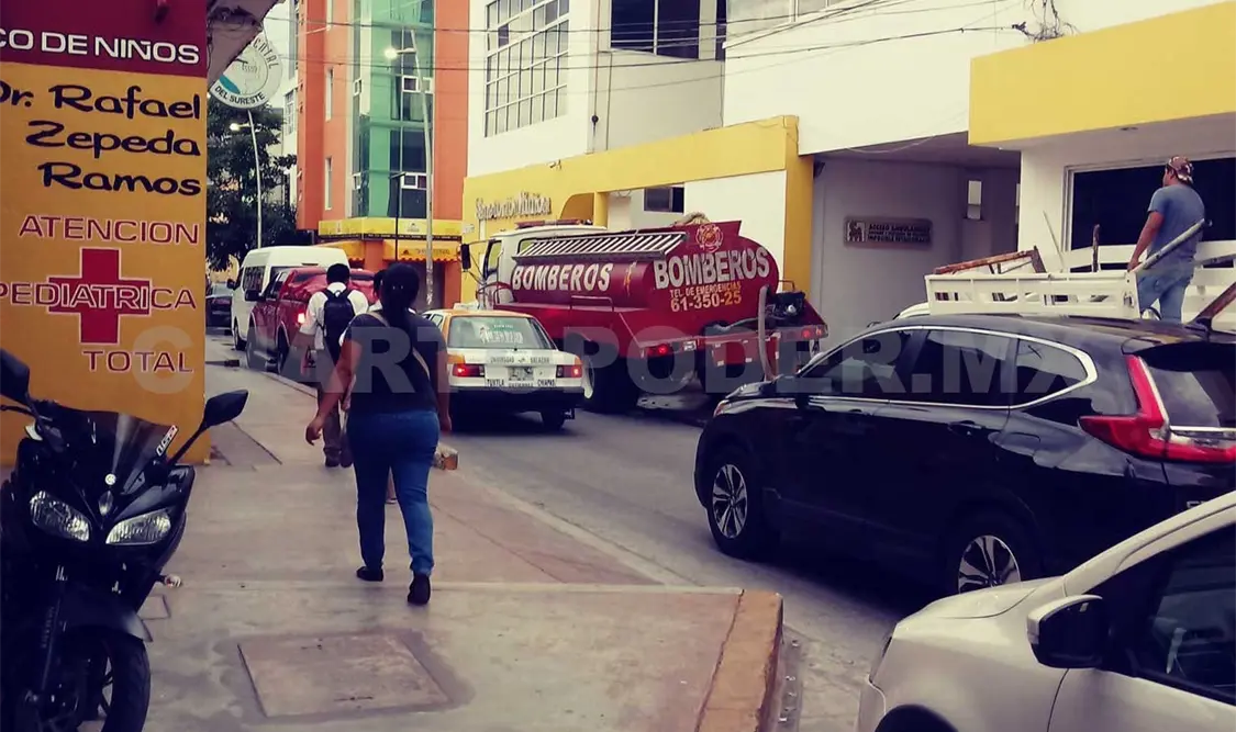Una pipa del cuerpo de Bomberos suministrando agua en el centro de la ciudad. CP.
