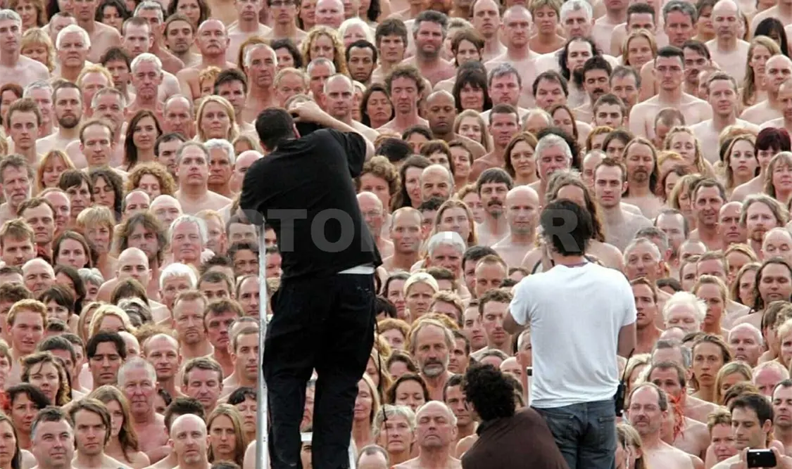 El artista estadounidense, nacido en 1967, es conocido por sus instalaciones masivas de desnudos.
