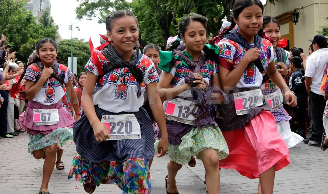 Mujeres participan en Carrera de la Tortilla
