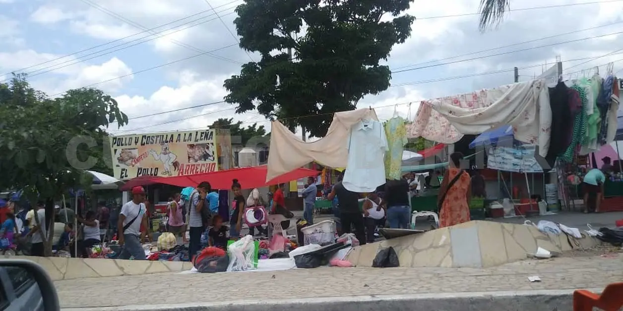 Tianguis callejero complica vialidad