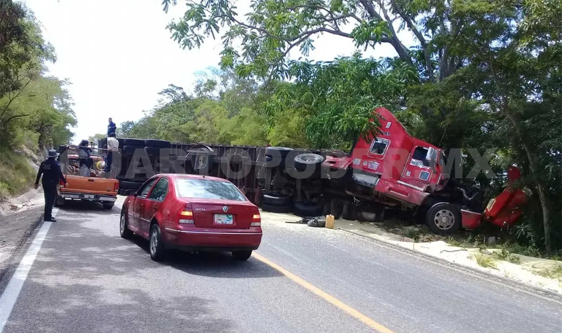 Camión vuelca; llevaba 35 toneladas de maíz