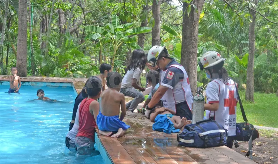 Rescatan a niña que se ahogaba en alberca