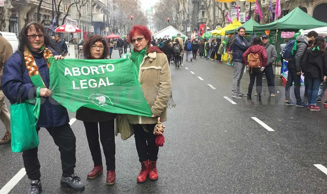 Activistas a favor y en contra del aborto protestan