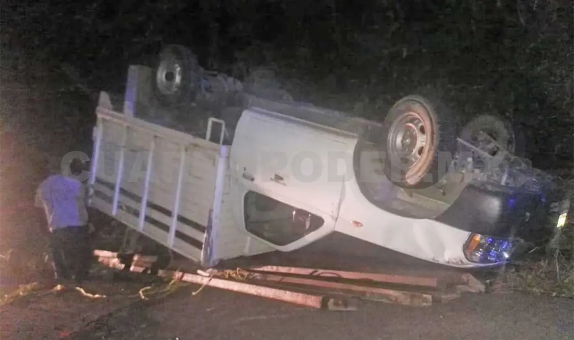 Veloz conductor volcó y abandonó su camión